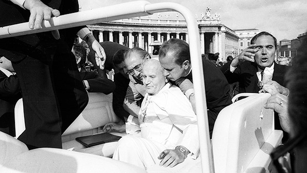 El Papa Juan Pablo II recibe atención auxiliar luego de que le dispararan