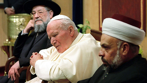 El Papa Juan Pablo II se reúne con líderes judíos y musulmanes