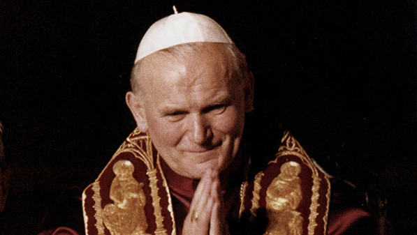Papież Jan Paweł II pojawia się w Bazylice Św. Piotra po wybraniu go na papieża wieczorem 16 października 1978 roku.