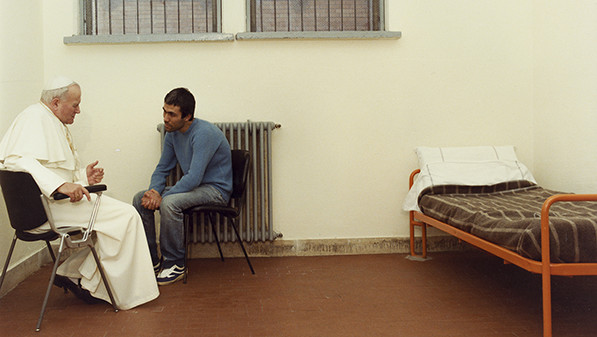 Papież Jan Paweł II siedzi w towarzystwie swojego niedoszłego zabójcy Mehmeta Ali Agcy w rzymskim więzieniu Rebibbia w 1983 roku.