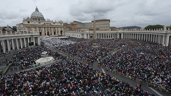 Papież Franciszek celebruje mszę kanonizacyjną Świętych Jana XXIII i Jana Pawła II na Placu Świętego Piotra w Watykanie w dniu 27 kwietnia.