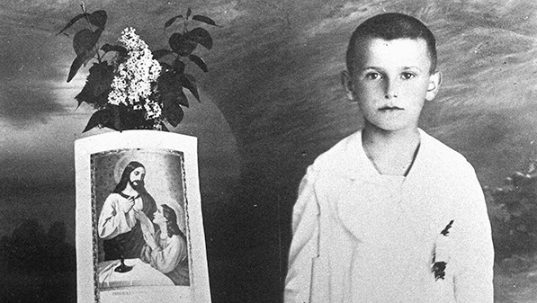 Karol Józef Wojtyła widoczny jest na zdjęciu podczas swojej Pierwszej Komunii, która miała miejsce w dniu 25 maja 1929 roku.