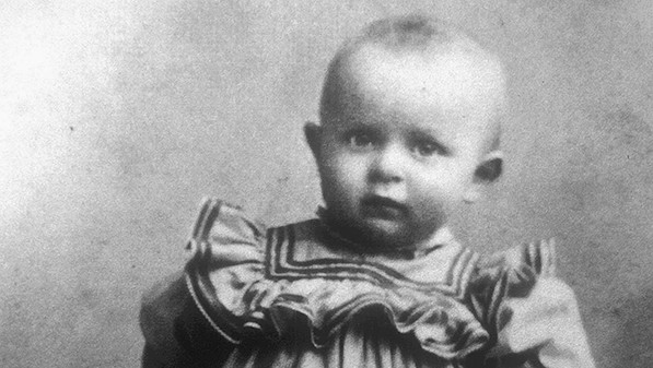 Karol Józef Wojtyła widoczny jest na zdjęciu jako mały chłopiec w Wadowicach