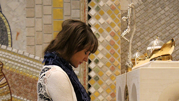 Pielgrzymi mogą oddawać cześć pierwszej klasy relikwiom św. Jana Pawła II w naszej Kaplicy Tajemnic